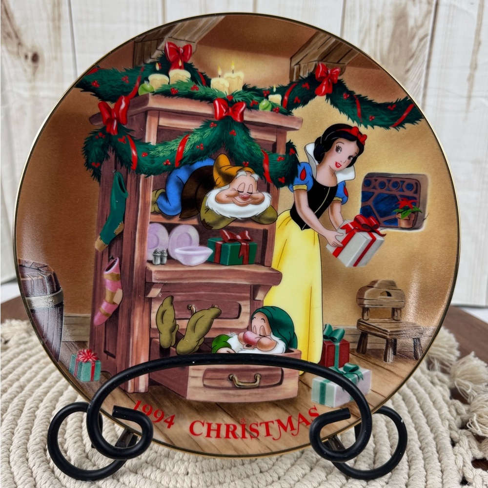 Grimier collectibles.Snow White Christmas Collector Plate - 1994